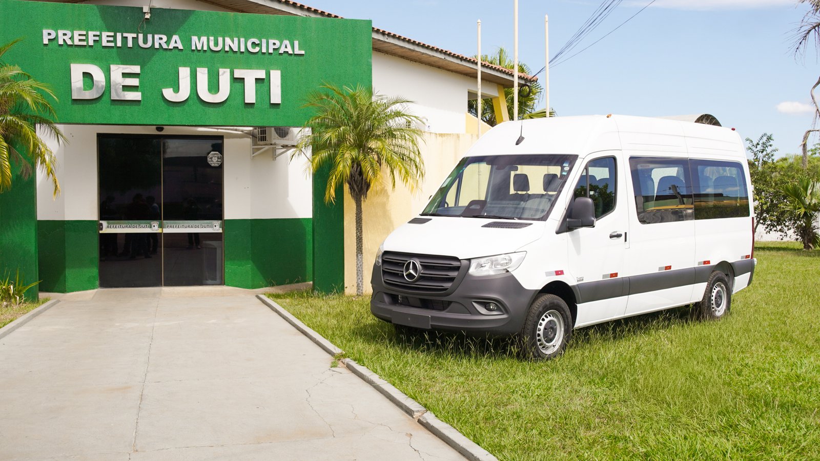 Juti reforça transporte escolar com entrega de 3 novas vans