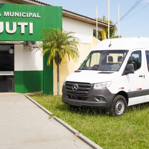 Juti reforça transporte escolar com entrega de 3 novas vans