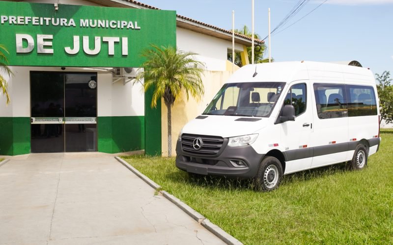 Juti reforça transporte escolar com entrega de 3 novas vans